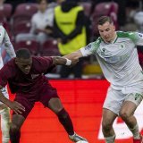 Dereck Kutesa (au centre): un match du 135e anniversaire complètement raté pour le buteur du Servette FC. KEYSTONE/MARTIAL TREZZINI